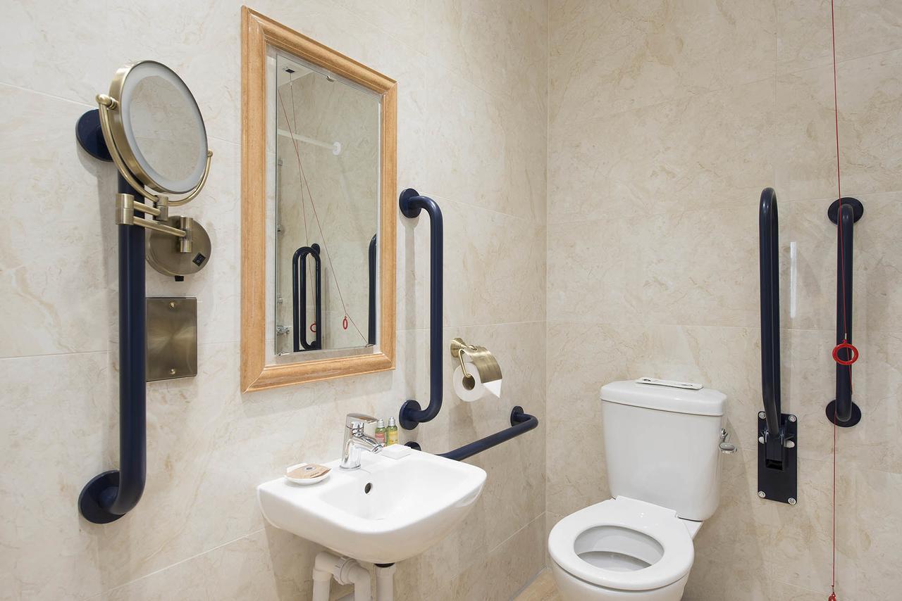 The George Street Hotel Oxford Exterior foto Disabled toilet with alarm